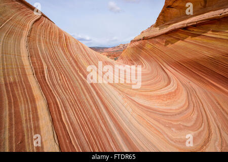 Les roches colorées et tourbillonnant - formations de roche de grès tourbillonnant à la vague en Amérique du Coyote Buttes à la frontière Arizona-Utah. Banque D'Images