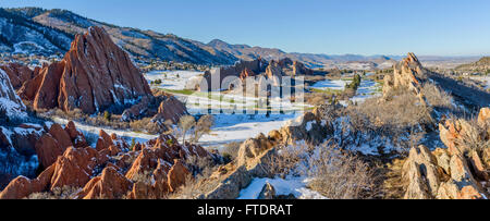 Fountain Valley à Roxborough State Park - une vue panoramique vue hivernale de grès rouge fontaine formations à Fountain Valley. Banque D'Images