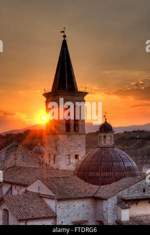 Spoleto, Ombrie. Le beau clocher de la cathédrale de Santa Maria Assunta et derrière les derniers rayons du soleil couchant. Banque D'Images