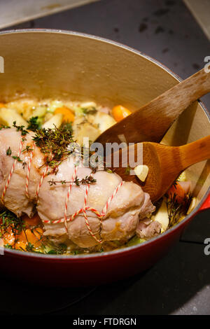 La viande d'agneau avec la jambe en entier dans un pot avec des légumes , thym et romarin Banque D'Images