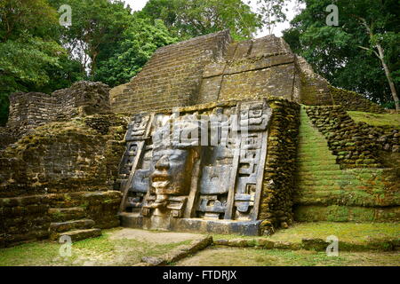 Temple de masque, les anciens Mayas, ruines, Lamanai, Belize Banque D'Images