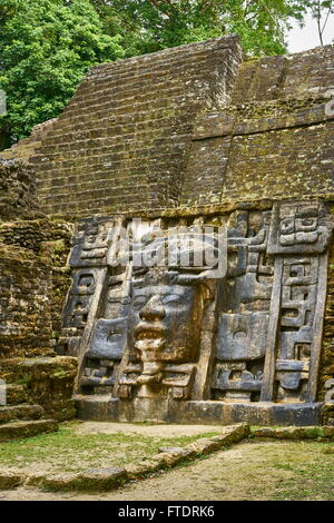 Temple de masque, les anciens Mayas, ruines, Lamanai, Belize Banque D'Images