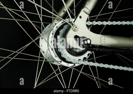 Close up d'un moyeu arrière sur une roue de vélo avec un vélo, la vitesse interne sur un vélo de ville, fond noir Banque D'Images