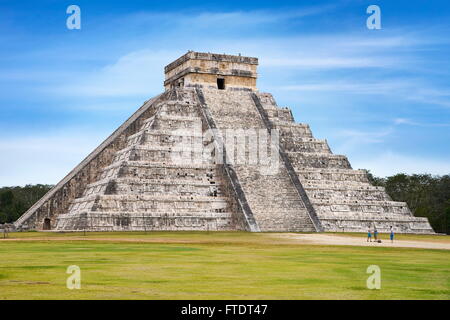 Le Temple Pyramide Kukulkan (El Castillo), d'anciennes ruines mayas, Chichen Itza, Yucatan, Mexique l'UNESCO Banque D'Images