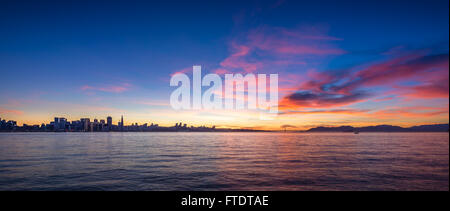 Horizon de san francisco au coucher du soleil avec une silhouette de gratte-ciel avec des nuages Banque D'Images Horizon de san francisco au coucher du soleil avec une silhouette de gratte-ciel avec des nuages Banque D'Images