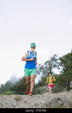 Trail runners au Mont Daibosatsu, préfecture de Yamanashi, Japon Banque D'Images