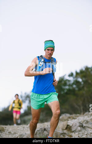 Trail runners au Mont Daibosatsu, préfecture de Yamanashi, Japon Banque D'Images