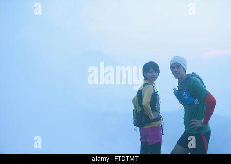 Trail runners au Mont Daibosatsu, préfecture de Yamanashi, Japon Banque D'Images