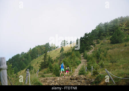 Trail runners au Mont Daibosatsu, préfecture de Yamanashi, Japon Banque D'Images