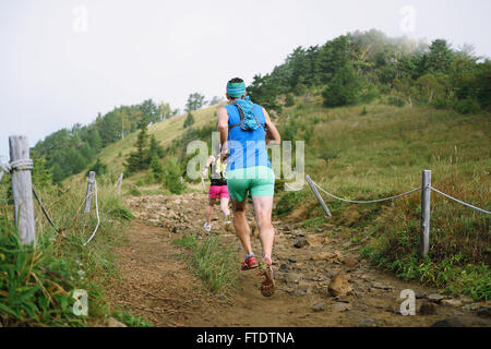 Trail runners au Mont Daibosatsu, préfecture de Yamanashi, Japon Banque D'Images