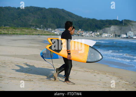 Les internautes japonais sur la plage Banque D'Images