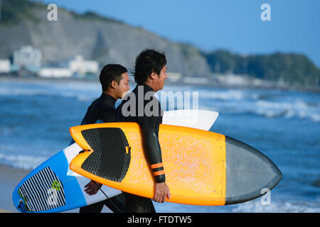 Les internautes japonais sur la plage Banque D'Images