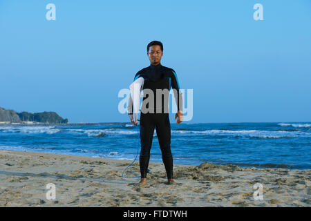 Portrait surfeur japonais sur la plage Banque D'Images