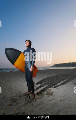 Portrait surfeur japonais sur la plage Banque D'Images