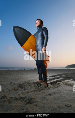 Portrait surfeur japonais sur la plage Banque D'Images