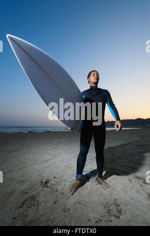 Portrait surfeur japonais sur la plage Banque D'Images