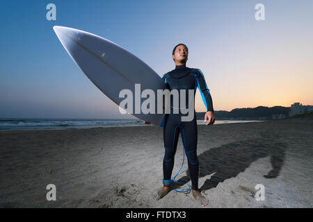 Portrait surfeur japonais sur la plage Banque D'Images