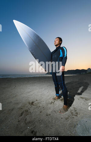 Portrait surfeur japonais sur la plage Banque D'Images