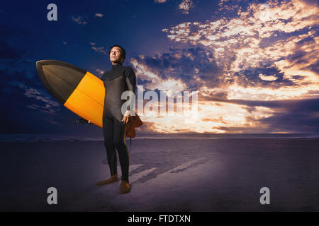 Portrait surfeur japonais sur la plage Banque D'Images