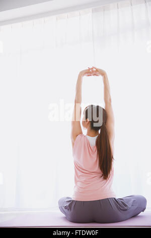 Les jeunes Japonais woman practicing yoga Banque D'Images