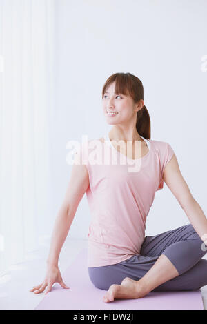 Les jeunes Japonais woman practicing yoga Banque D'Images