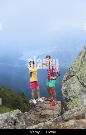 Trail runners au Mont Daibosatsu, préfecture de Yamanashi, Japon Banque D'Images