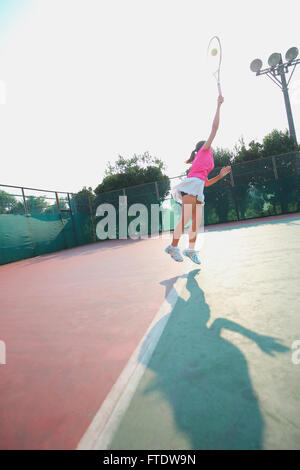 Jeune joueur de tennis japonais en action Banque D'Images