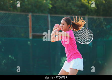 Jeune joueur de tennis japonais en action Banque D'Images