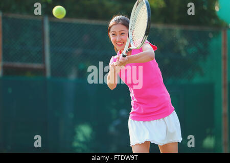 Jeune joueur de tennis japonais en action Banque D'Images