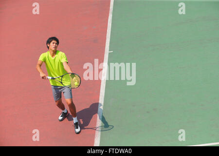 Jeune joueur de tennis japonais en action Banque D'Images