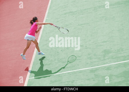 Jeune joueur de tennis japonais en action Banque D'Images