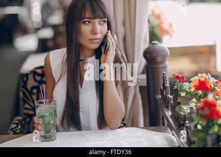 fille avec téléphone Banque D'Images