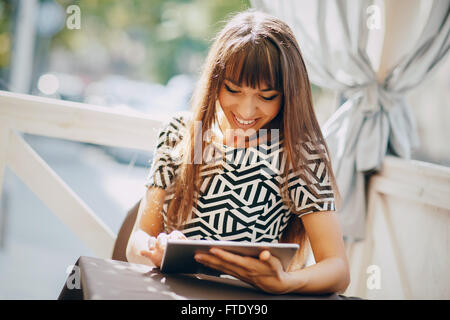 fille avec téléphone Banque D'Images