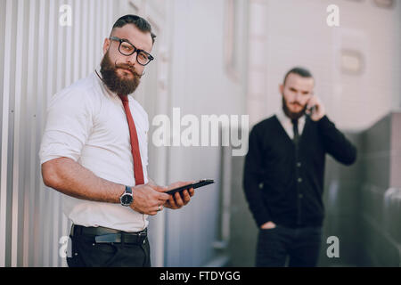 L'homme d'affaires à l'extérieur Banque D'Images