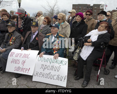 Rassemblement contre la haine et l'antisémitisme à l'Holocaust Memorial Park à Sheepshead Bay dans la région de Brooklyn, NY, le 13 mars 2016. Les états Banque D'Images