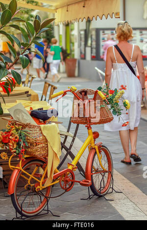 La rue piétonne à Nice, avec ses restaurants et boutiques, location Banque D'Images