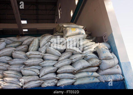 Sacs de sel iodé sont empilées à l'Im Chheng dans l'usine ou Reang Ov, le Cambodge. Banque D'Images