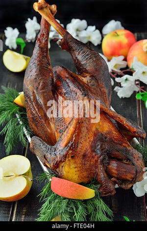 Coq de poulet aux pommes cuites au four sur la table Banque D'Images