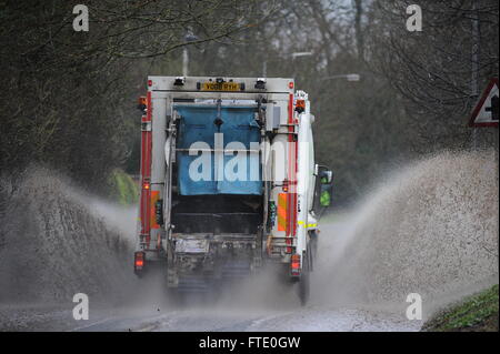 Un camion s'écrase à travers une route inondée dans la région de York, North Yorkshire, UK pendant une tempête Katie. Banque D'Images