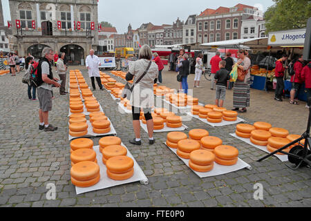 Gouda Hôtel de Ville et le célèbre marché aux fromages de Gouda, Hollande méridionale, Pays-Bas. Banque D'Images