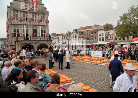 Gouda Hôtel de Ville et le célèbre marché aux fromages de Gouda, Hollande méridionale, Pays-Bas. Banque D'Images