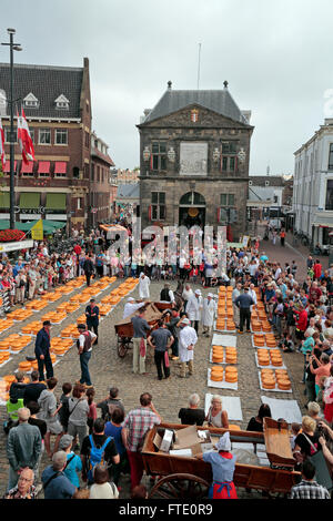 Regarder sur le célèbre marché aux fromages avec le Waag Goudse» (balance) à Gouda, Hollande méridionale, Pays-Bas. Banque D'Images