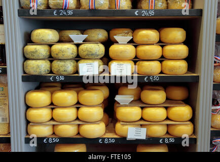 Roues de gouda à la vente dans le ''t' Kaaswinkeltje fromager à Gouda, Hollande méridionale, Pays-Bas. Banque D'Images