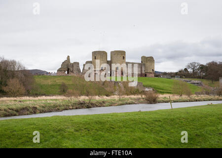 Le Château de Rhuddlan situé dans Denbighshire Wales a été construit par Edward 1 en 1277 après la Première Guerre gallois Banque D'Images