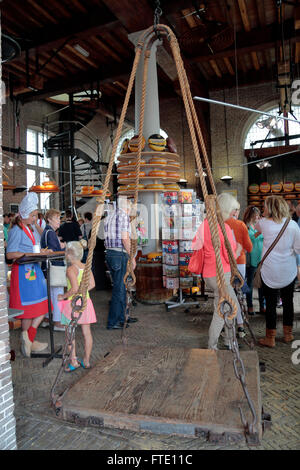 L'intérieur de la Waag Goudse» (balance), maintenant un musée et une boutique d'artisanat à Gouda, Hollande méridionale, Pays-Bas. Banque D'Images