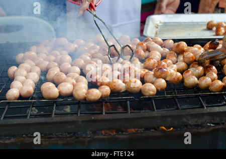 Thai Style saucisse grillée sur Cuisinière Banque D'Images