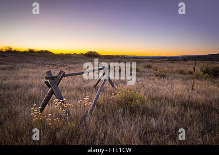 Split clôture dans le champ au lever du soleil, l'Ouest Américain Paysage, Colorado, USA Banque D'Images