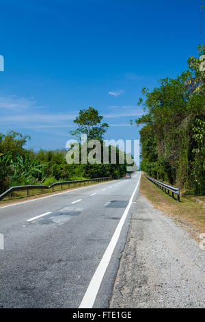 Route droite sans voitures, de l'est-ouest express way, gerik, Malaisie Banque D'Images