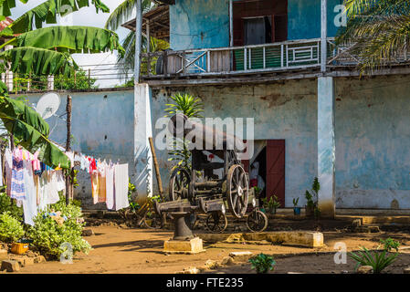 Old cannon dans la cour d'un immeuble dans la ville de Nosy Be Hell Ville, Banque D'Images