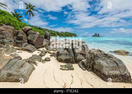 Seascape Seychelles avec les rochers de granit à l'avant-plan - Ance Royale plage dans l'île de Mahé, Seychelles Banque D'Images